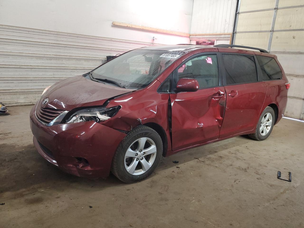 TOYOTA SIENNA LE 2015