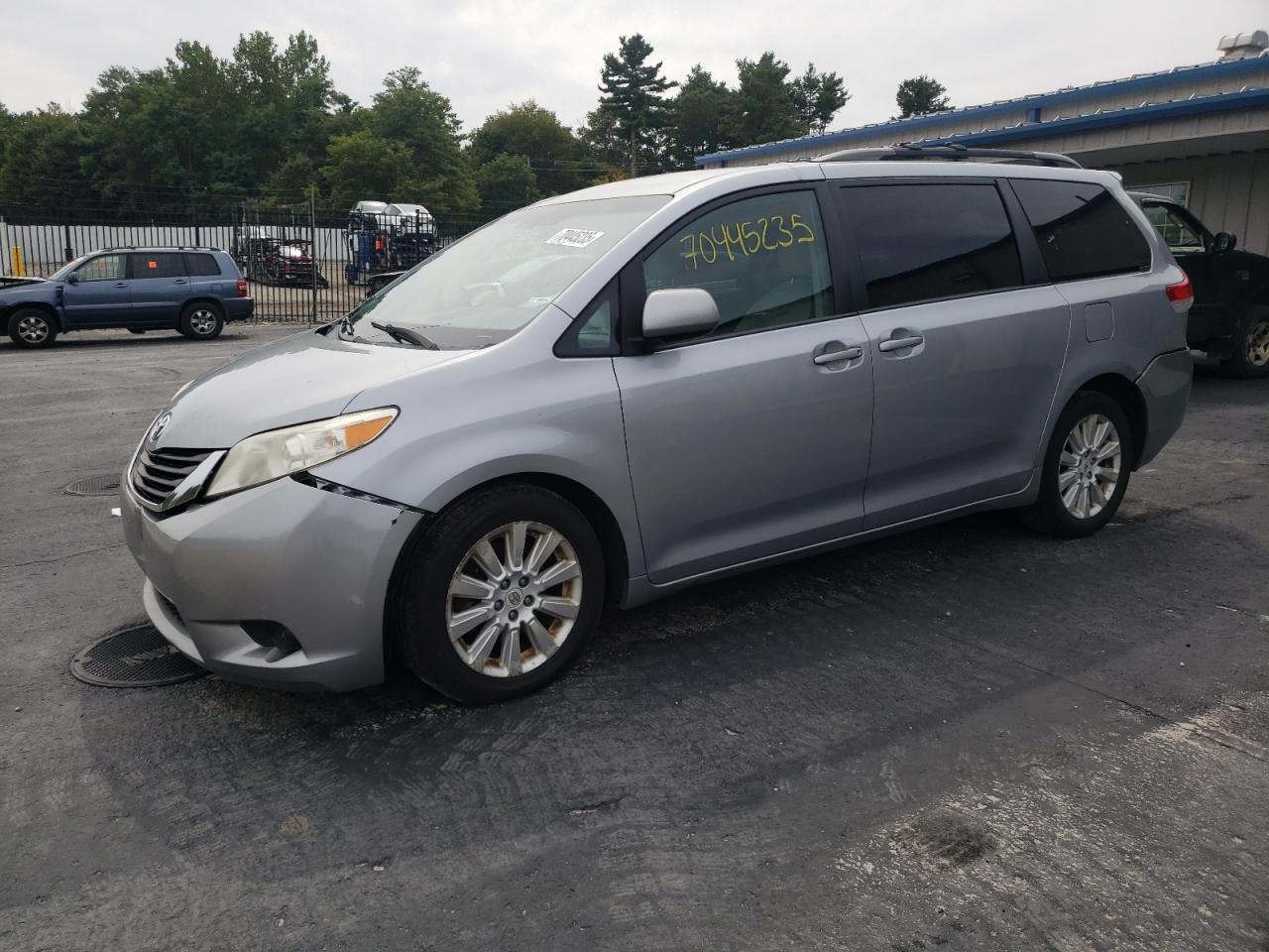 TOYOTA SIENNA LE 2012