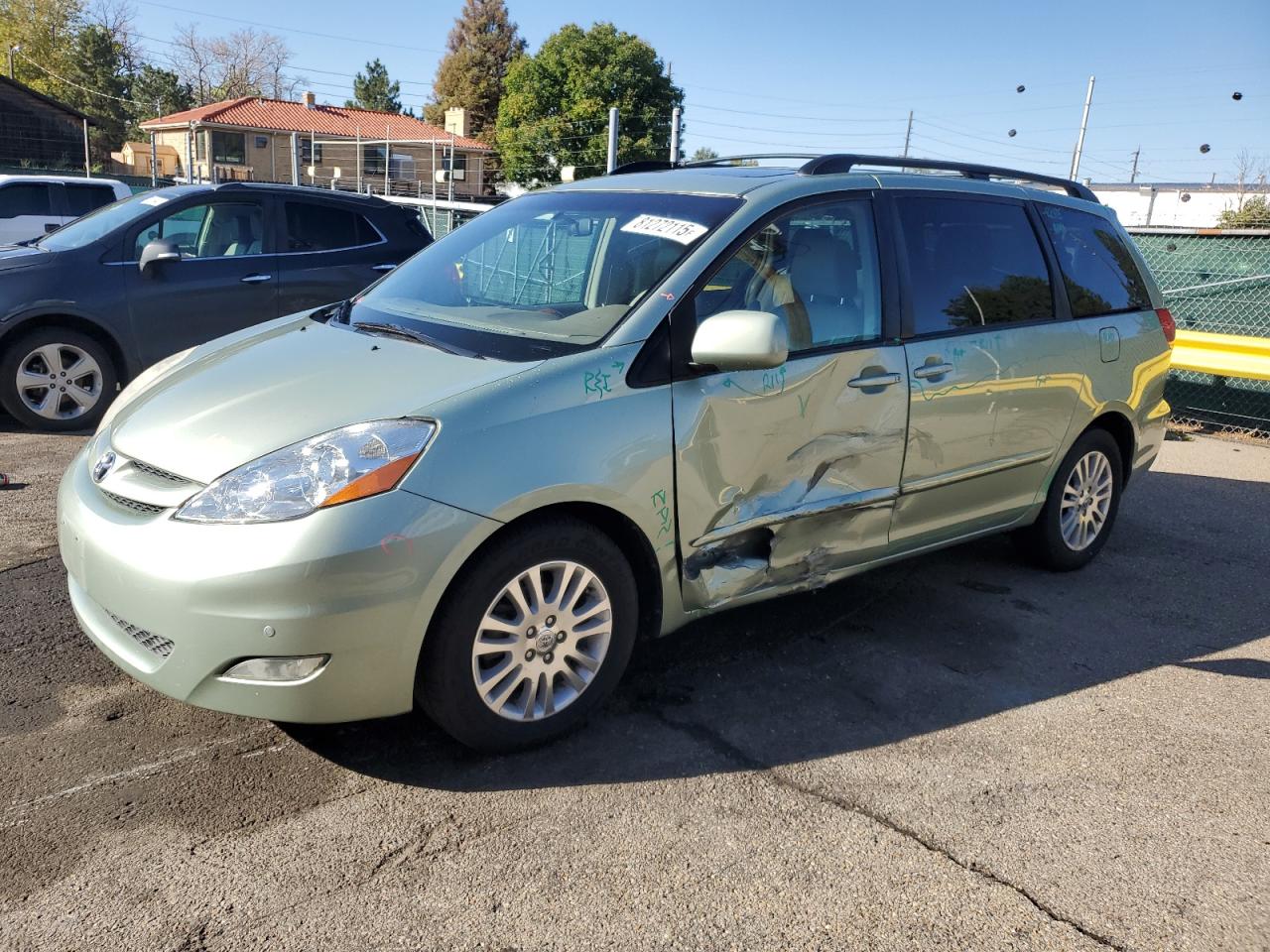 TOYOTA SIENNA XLE 2010