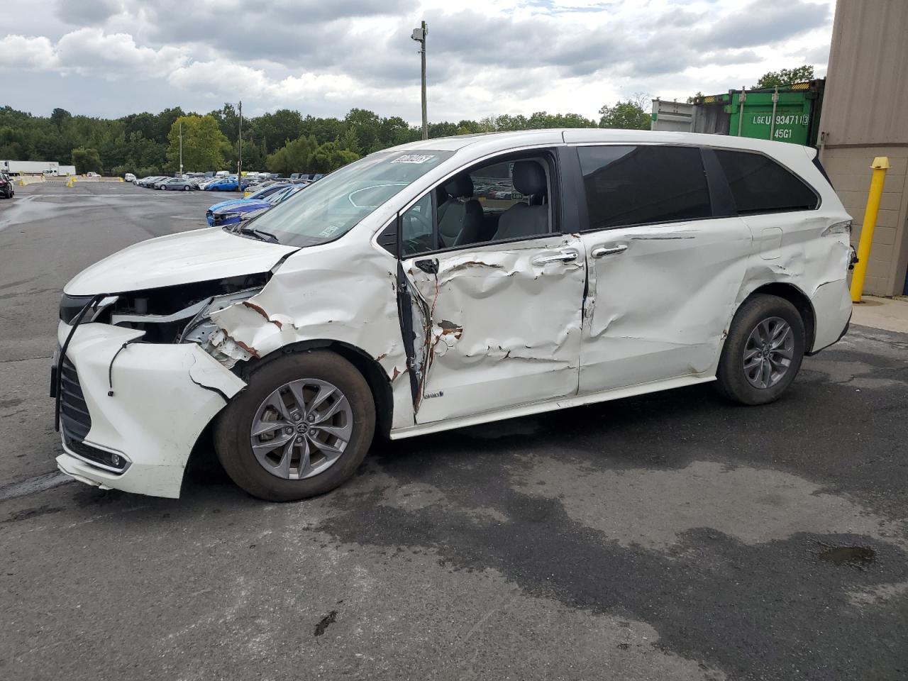 TOYOTA SIENNA XLE 2021