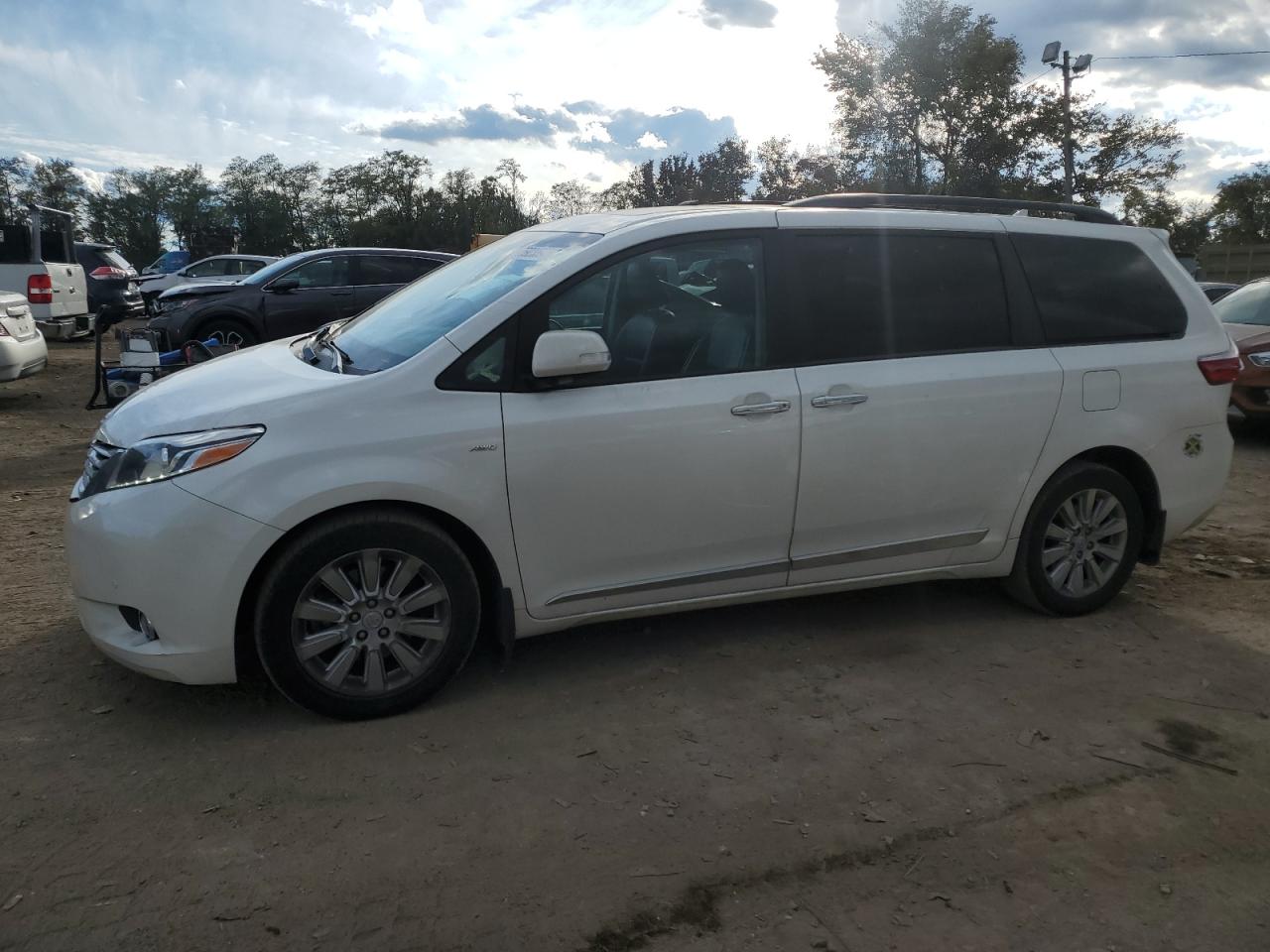 TOYOTA SIENNA XLE 2016
