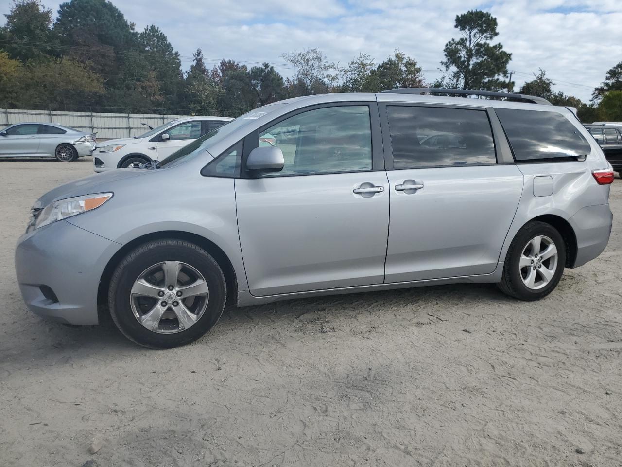 TOYOTA SIENNA LE 2015
