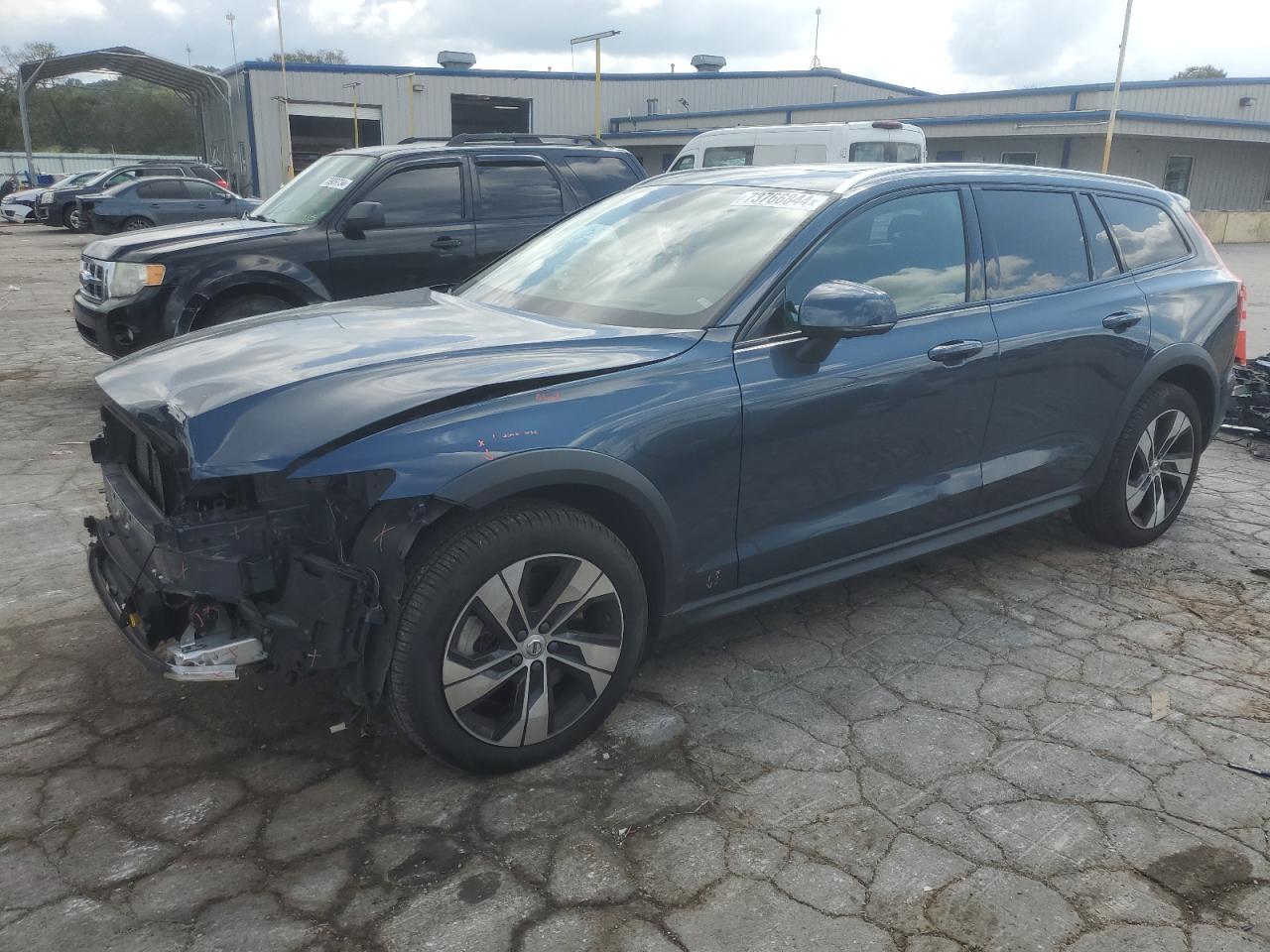 VOLVO V60 CROSS 2022