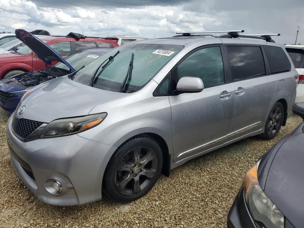 TOYOTA SIENNA SE 2016
