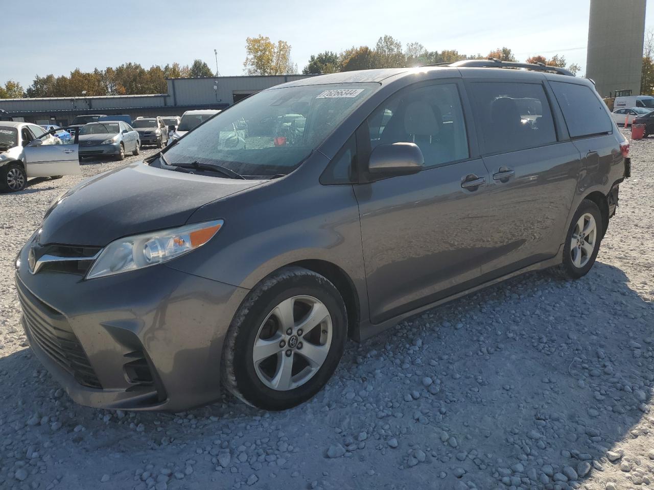 TOYOTA SIENNA LE 2018