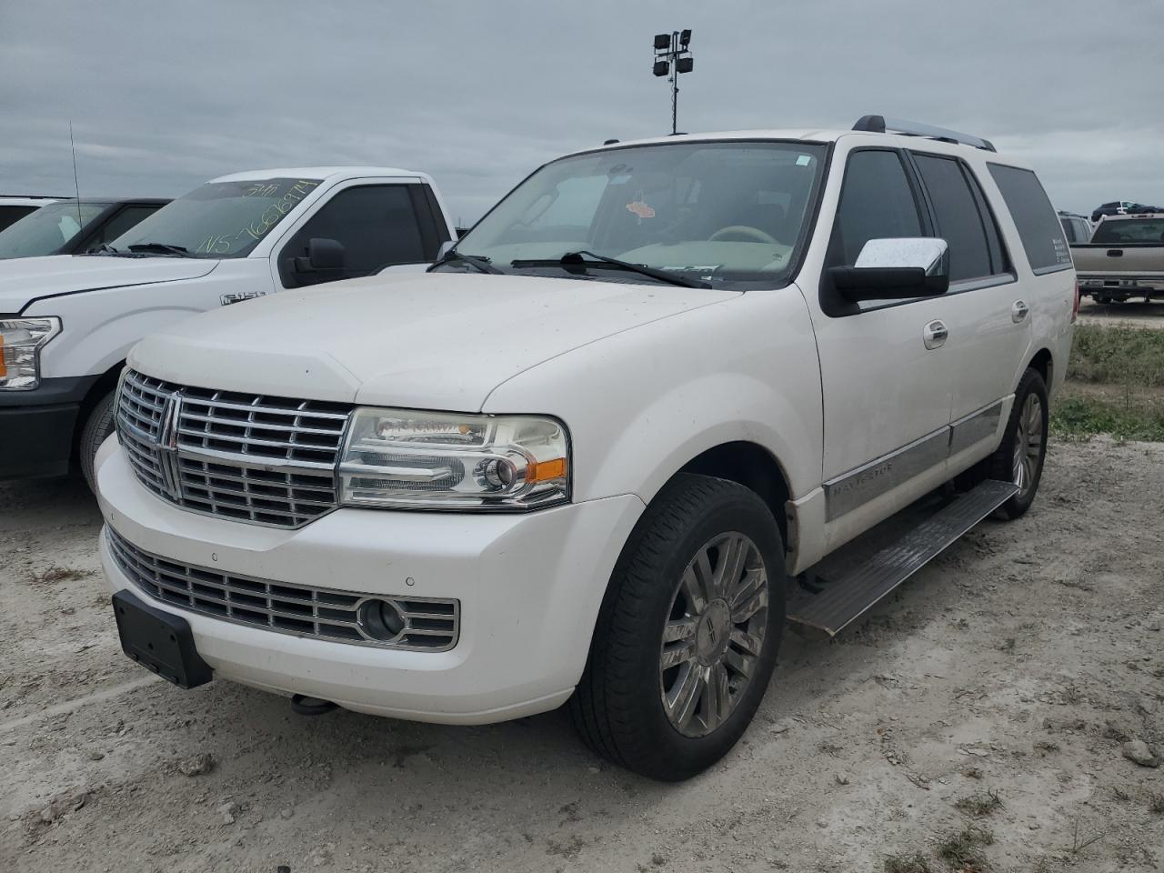 LINCOLN NAVIGATOR 2011