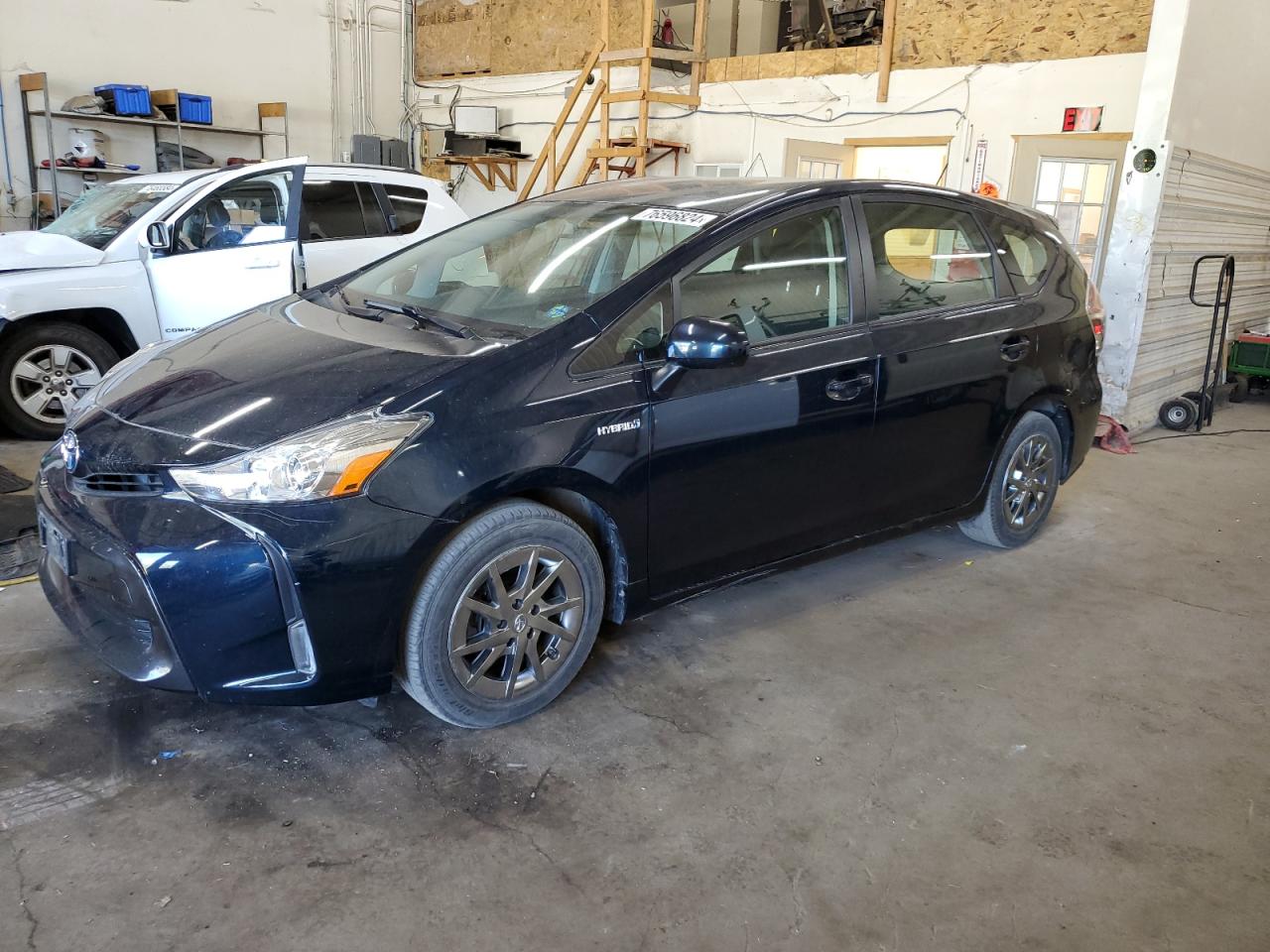 TOYOTA PRIUS V 2017