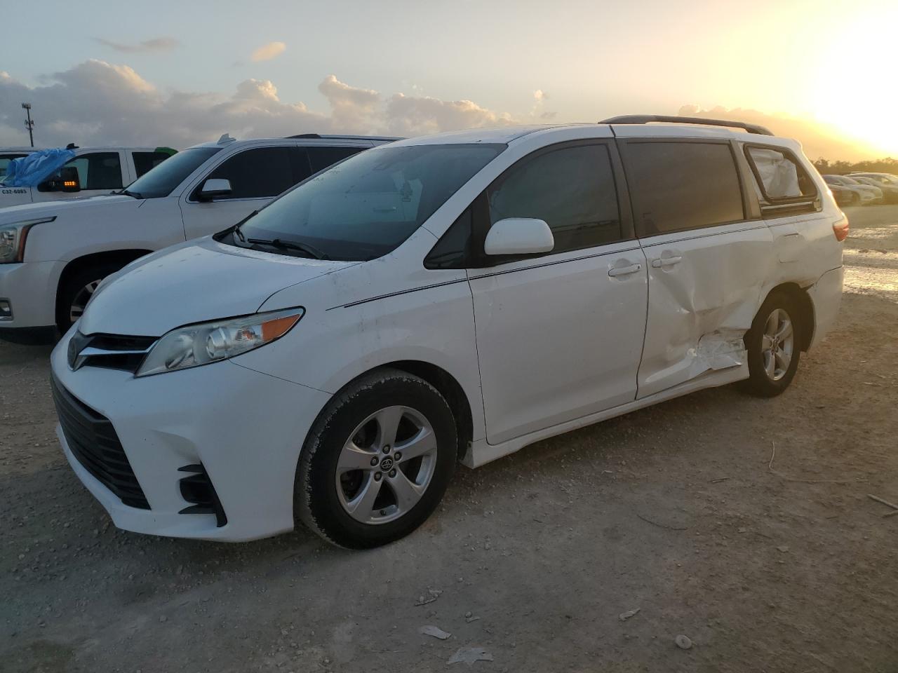 TOYOTA SIENNA LE 2018