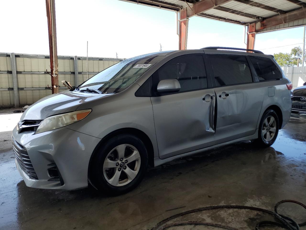 TOYOTA SIENNA LE 2018