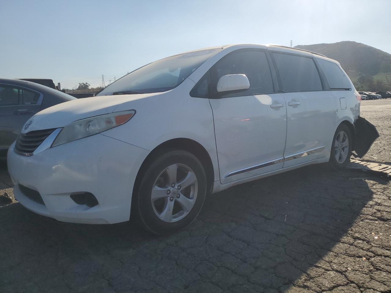 TOYOTA SIENNA LE 2014