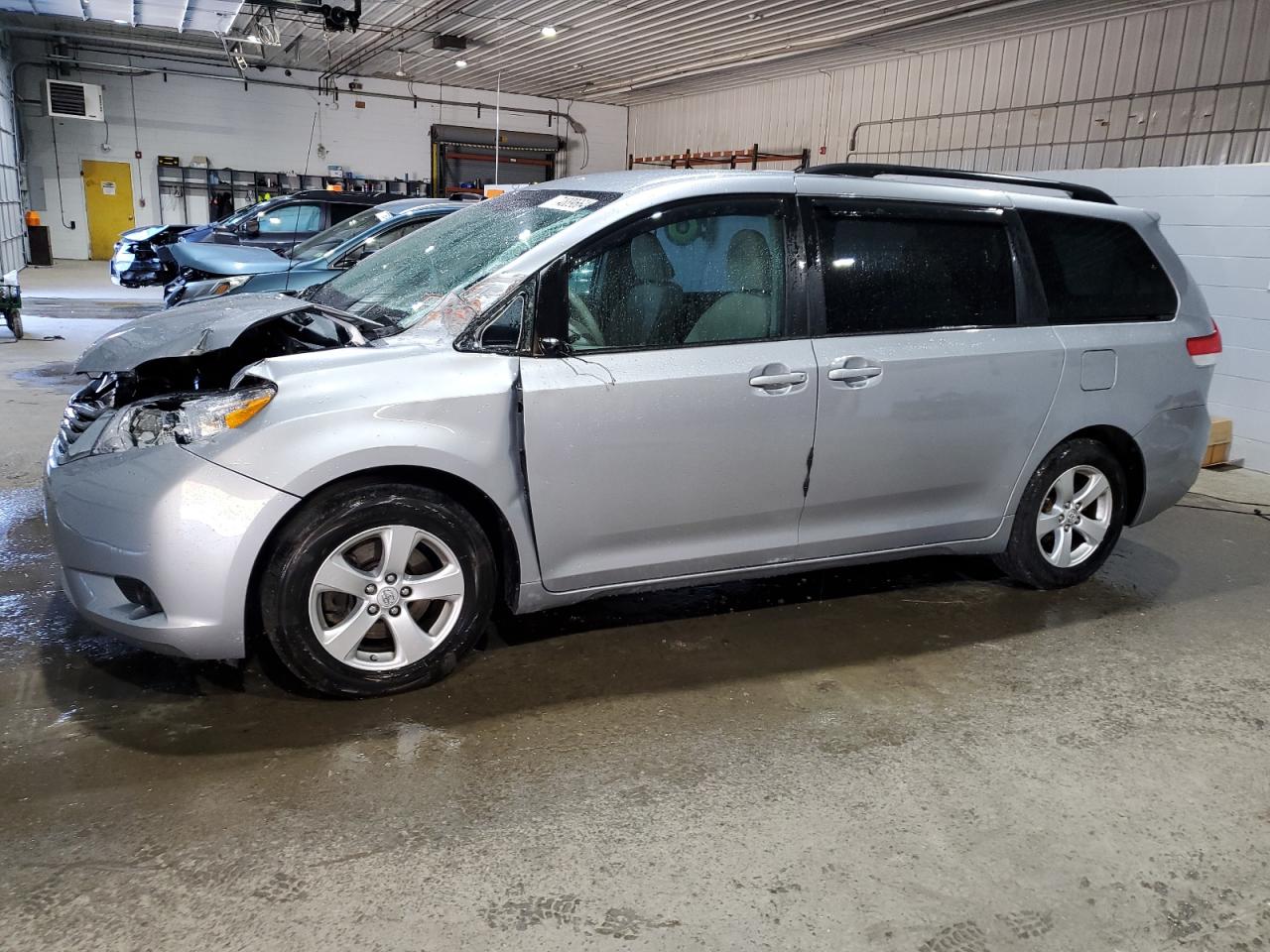 TOYOTA SIENNA LE 2012