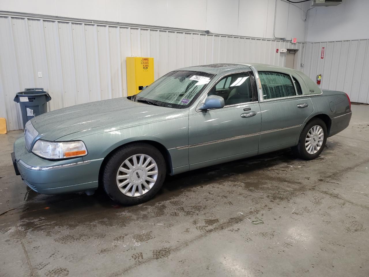 LINCOLN TOWN CAR S 2005