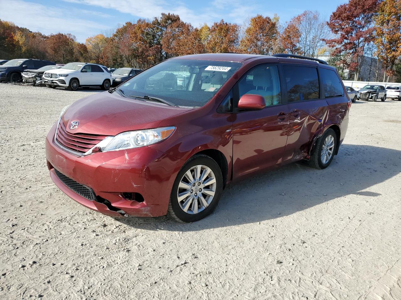 TOYOTA SIENNA LE 2017