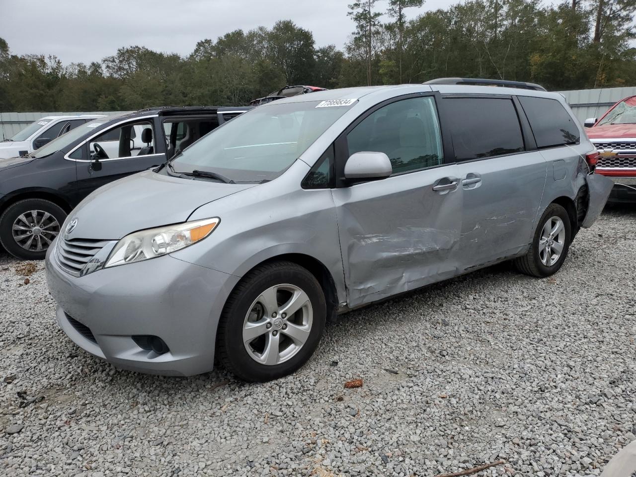 TOYOTA SIENNA LE 2015