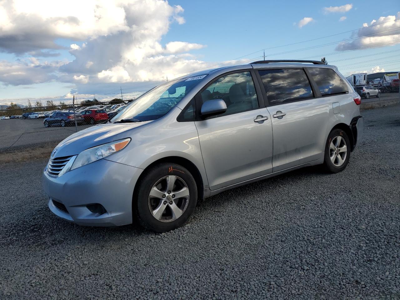 TOYOTA SIENNA LE 2016