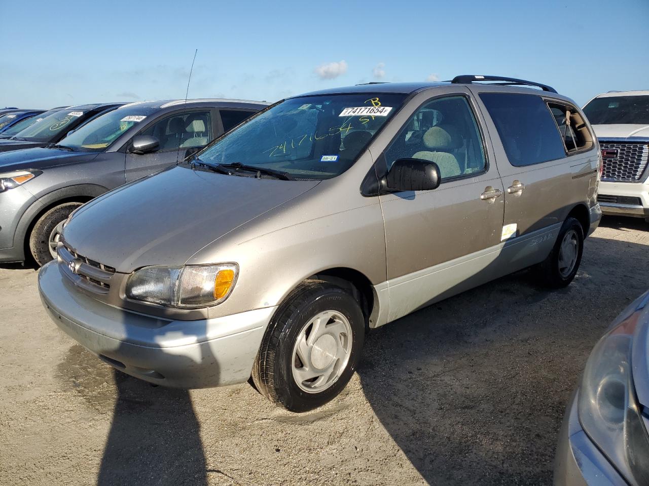 TOYOTA SIENNA LE 2000