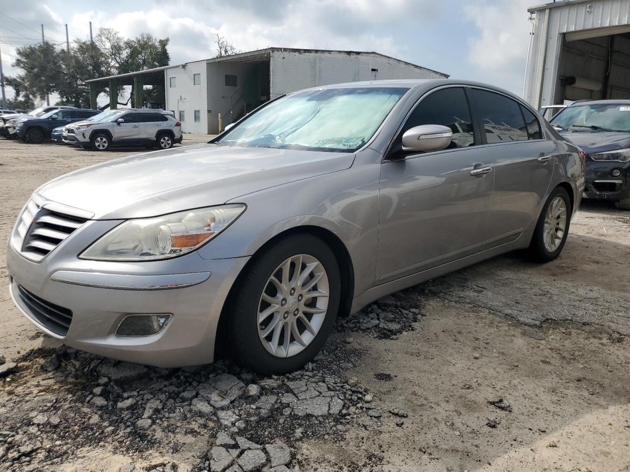 HYUNDAI GENESIS 3. 2010