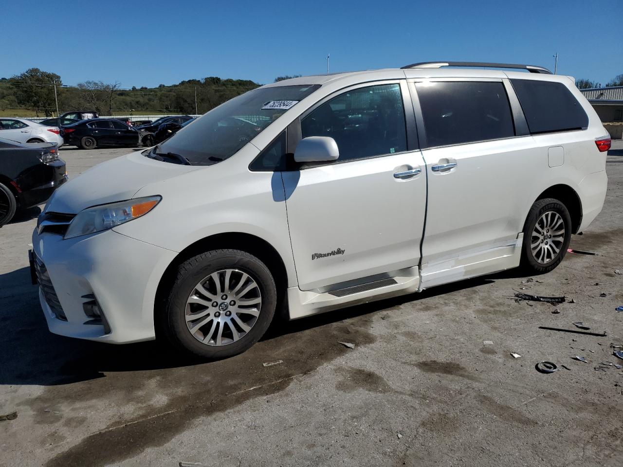 TOYOTA SIENNA XLE 2018
