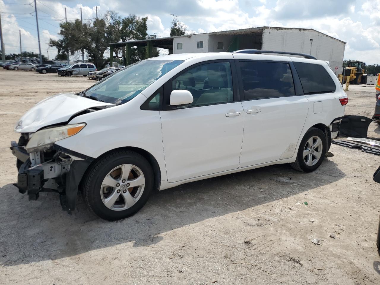TOYOTA SIENNA LE 2015
