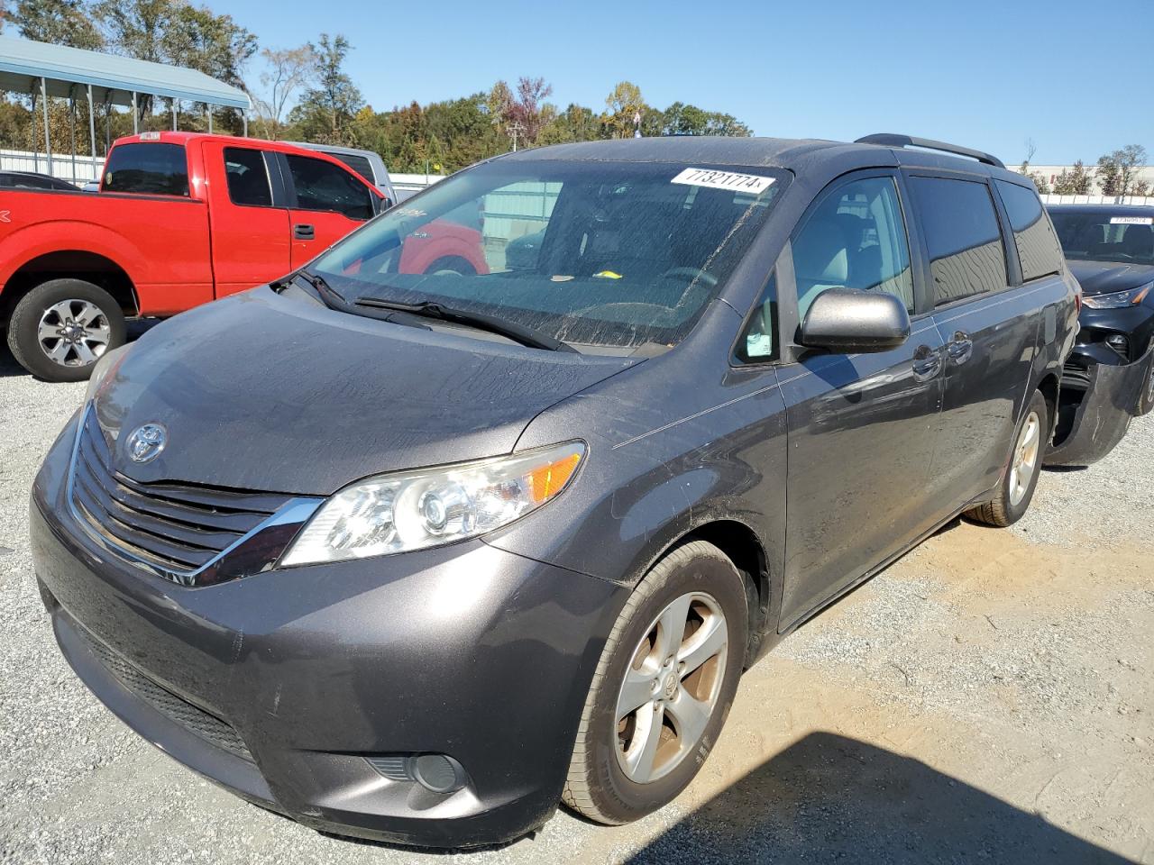 TOYOTA SIENNA LE 2017
