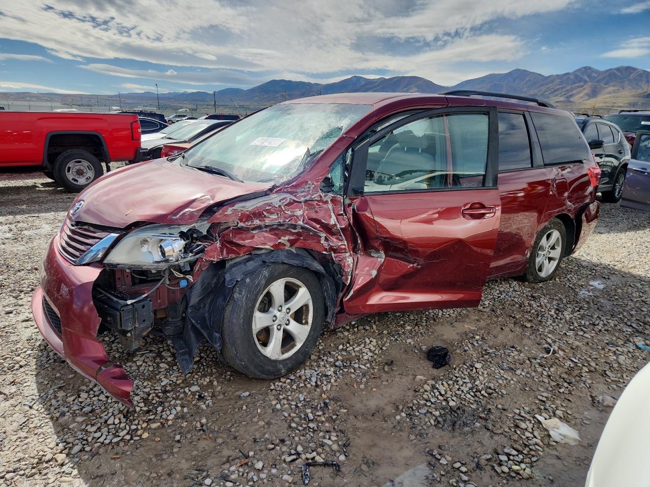 TOYOTA SIENNA LE 2015