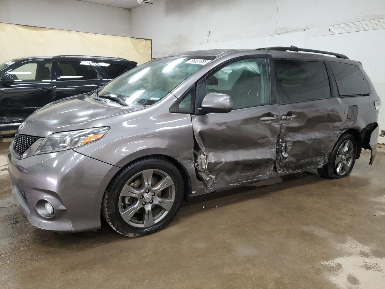 TOYOTA SIENNA SE 2017
