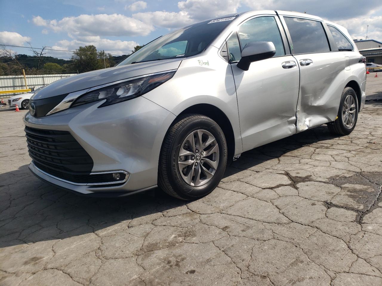 TOYOTA SIENNA XLE 2024