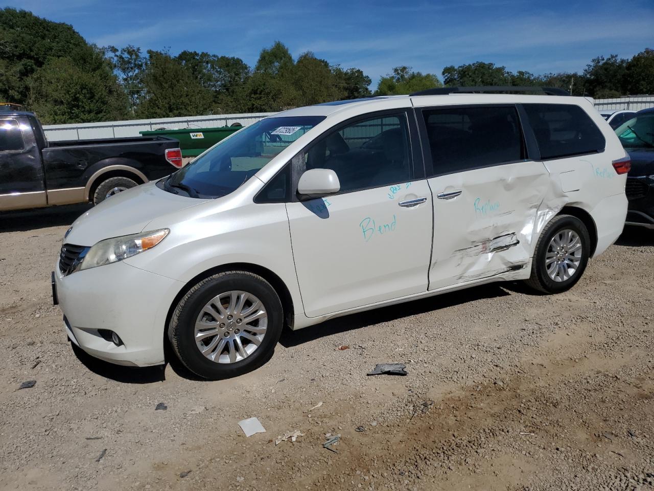 TOYOTA SIENNA XLE 2016