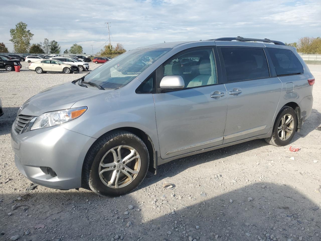 TOYOTA SIENNA LE 2015