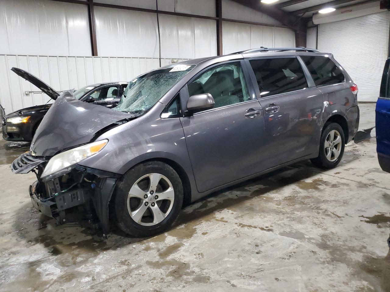 TOYOTA SIENNA LE 2013