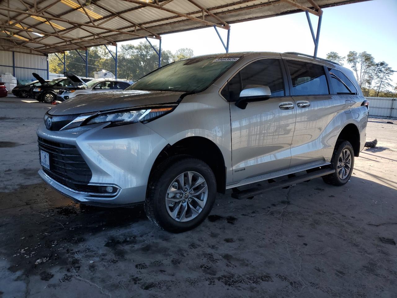 TOYOTA SIENNA XLE 2021