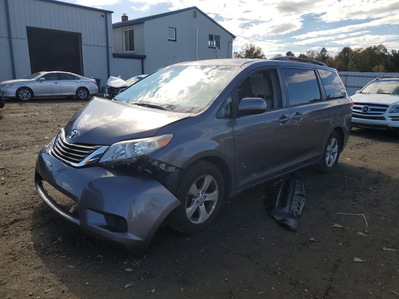 TOYOTA SIENNA LE 2013