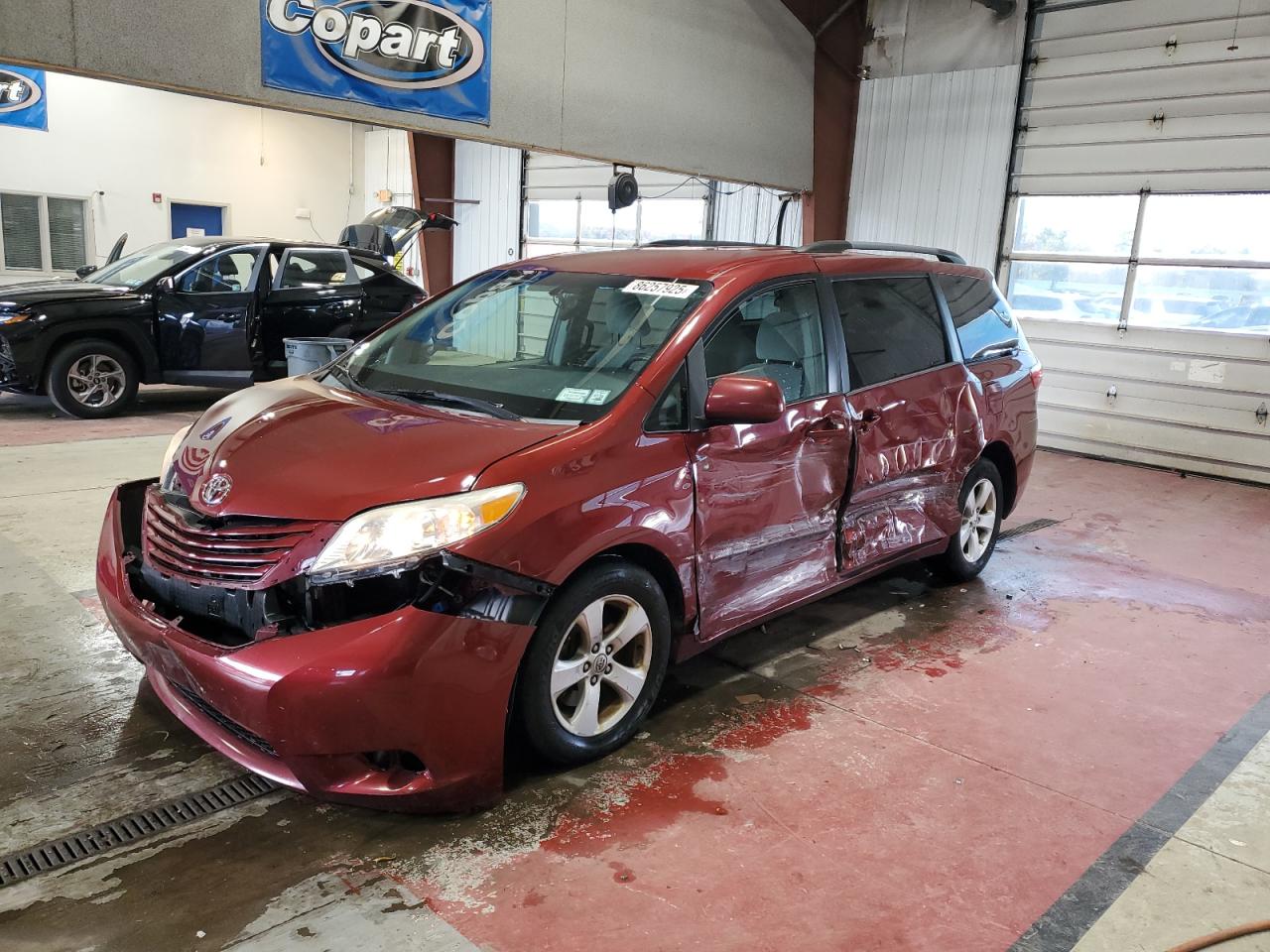 TOYOTA SIENNA LE 2015