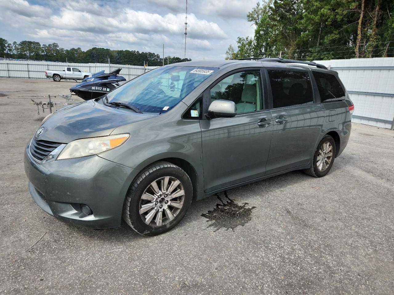 TOYOTA SIENNA LE 2011