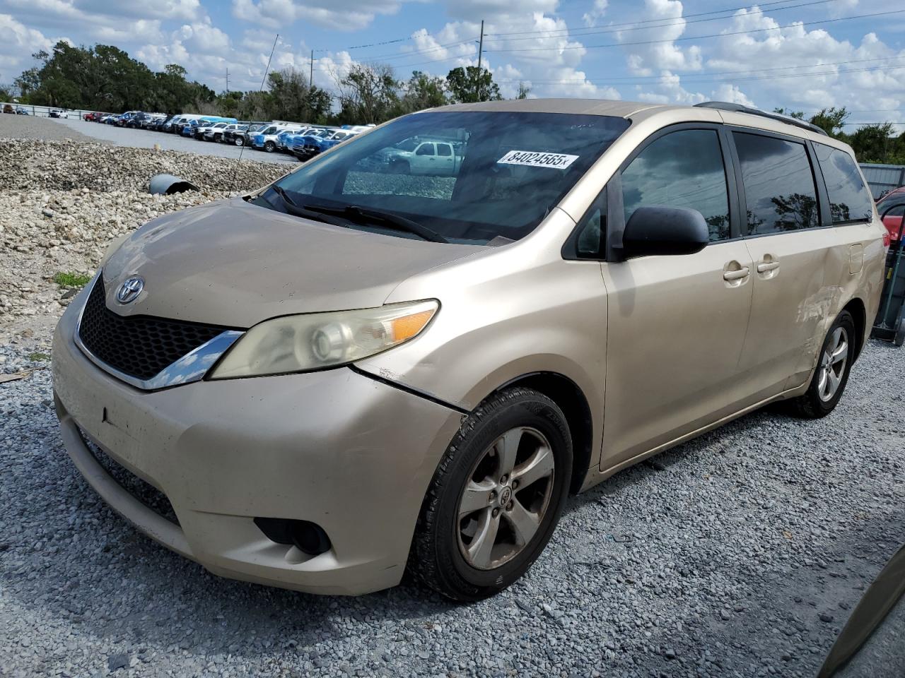 TOYOTA SIENNA LE 2011