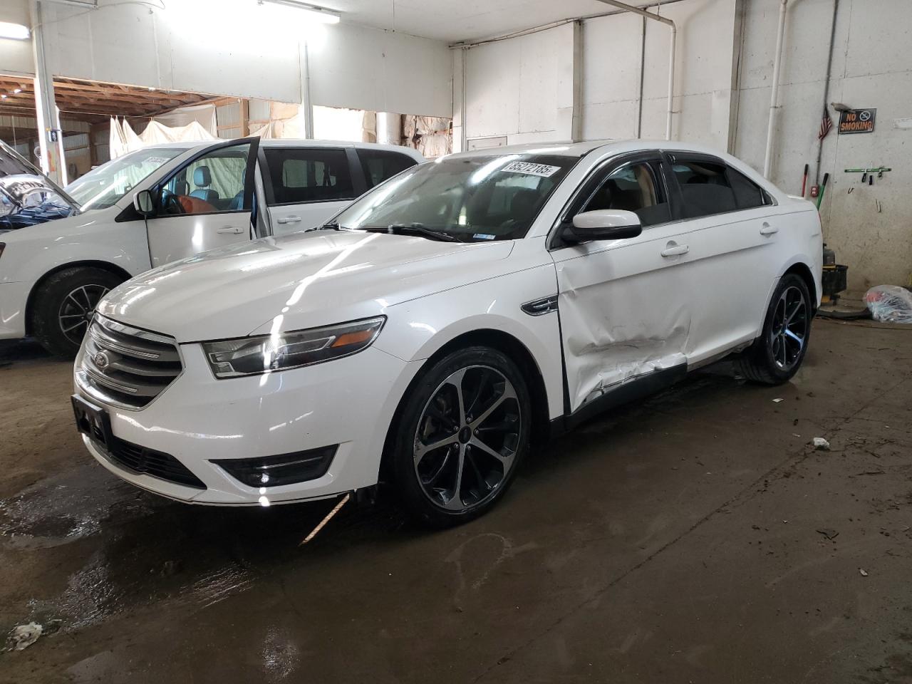 FORD TAURUS SEL 2015