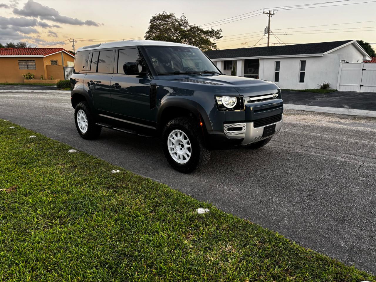 LAND ROVER DEFENDER 1 2023