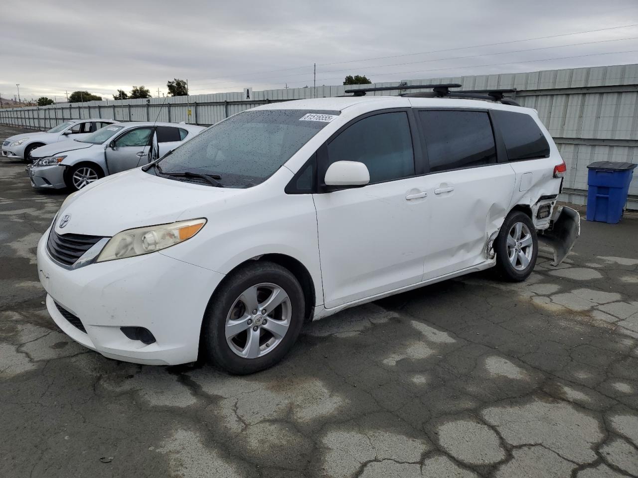 TOYOTA SIENNA LE 2011