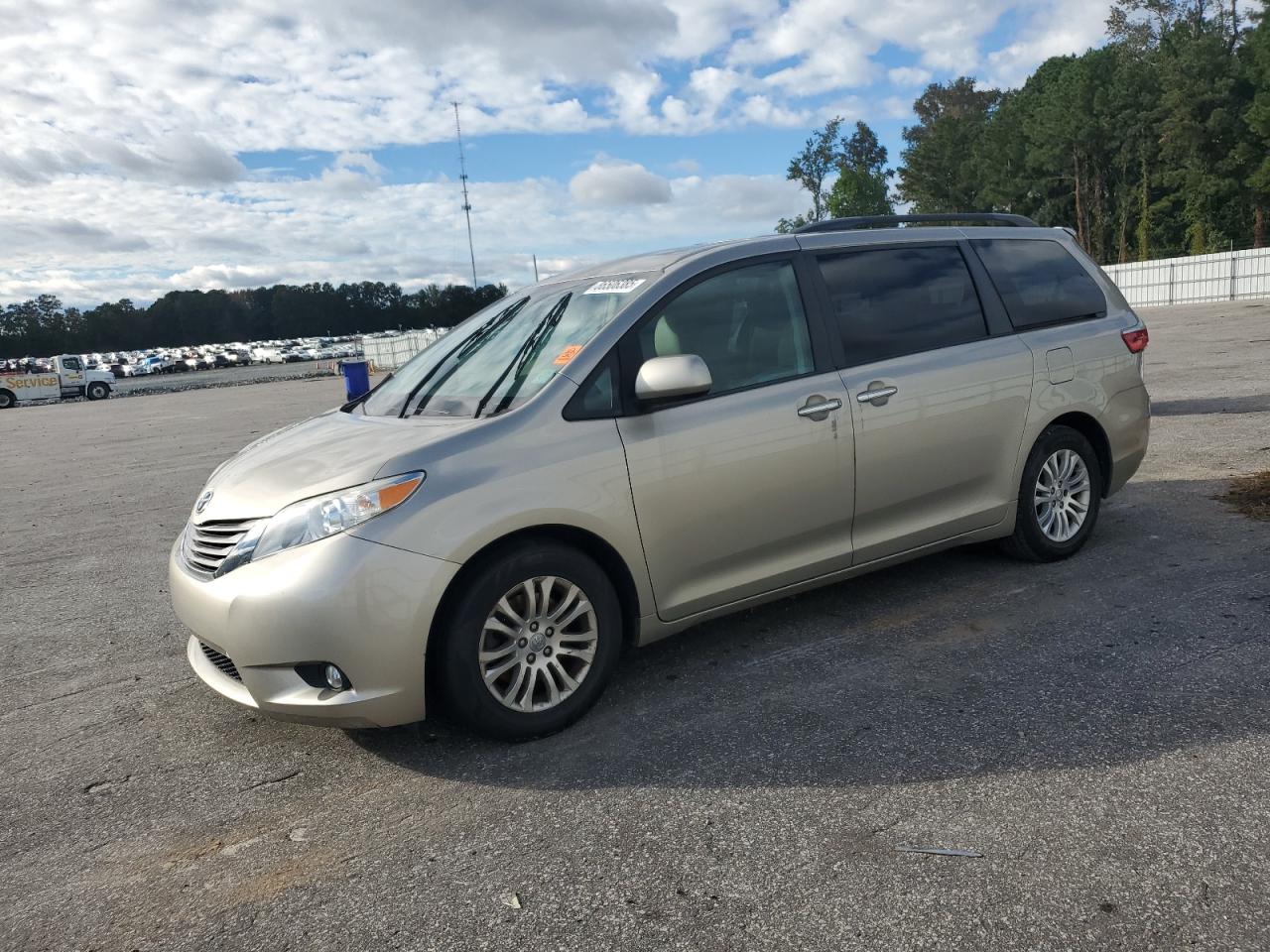 TOYOTA SIENNA XLE 2017