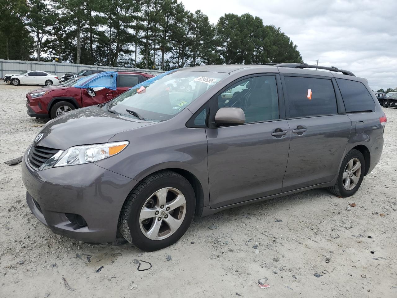 TOYOTA SIENNA LE 2013