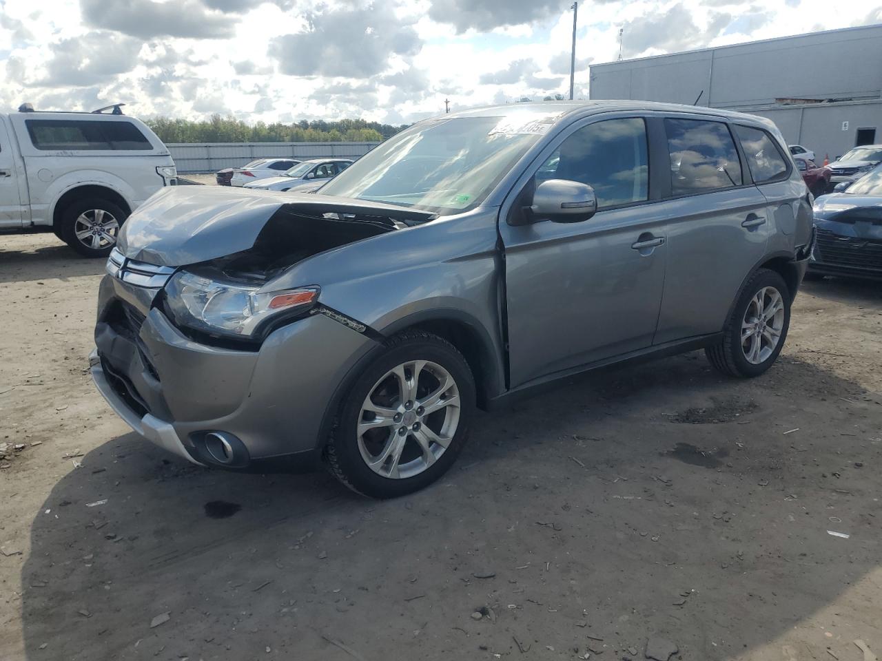 MITSUBISHI OUTLANDER 2015