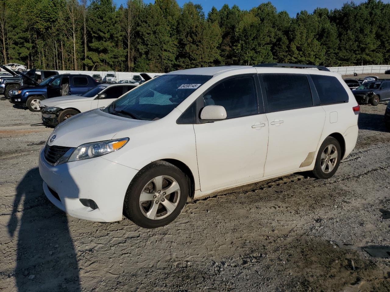 TOYOTA SIENNA LE 2011