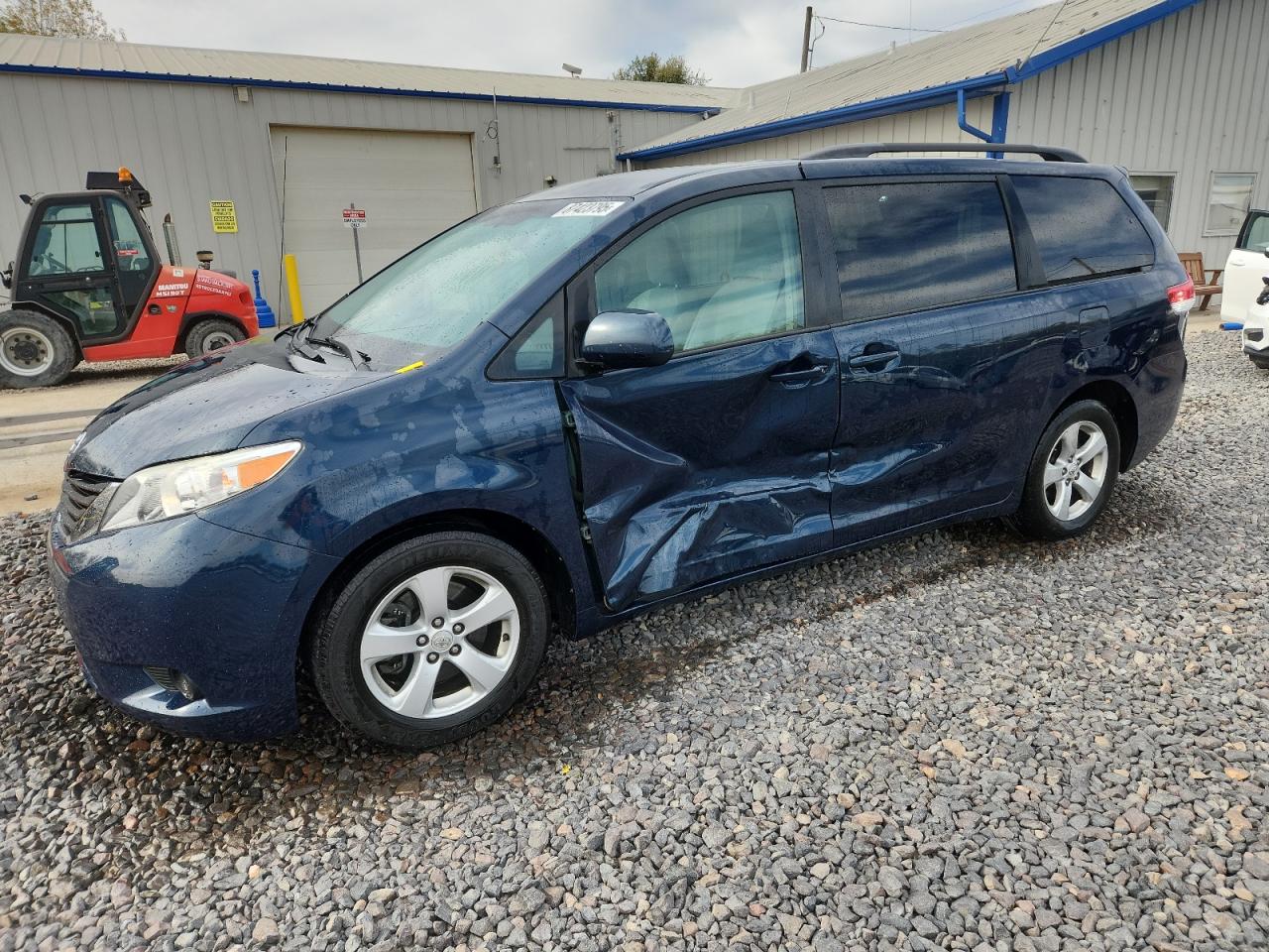 TOYOTA SIENNA LE 2011