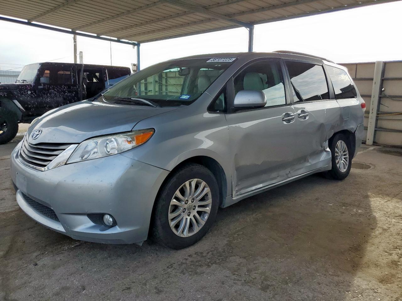 TOYOTA SIENNA XLE 2011