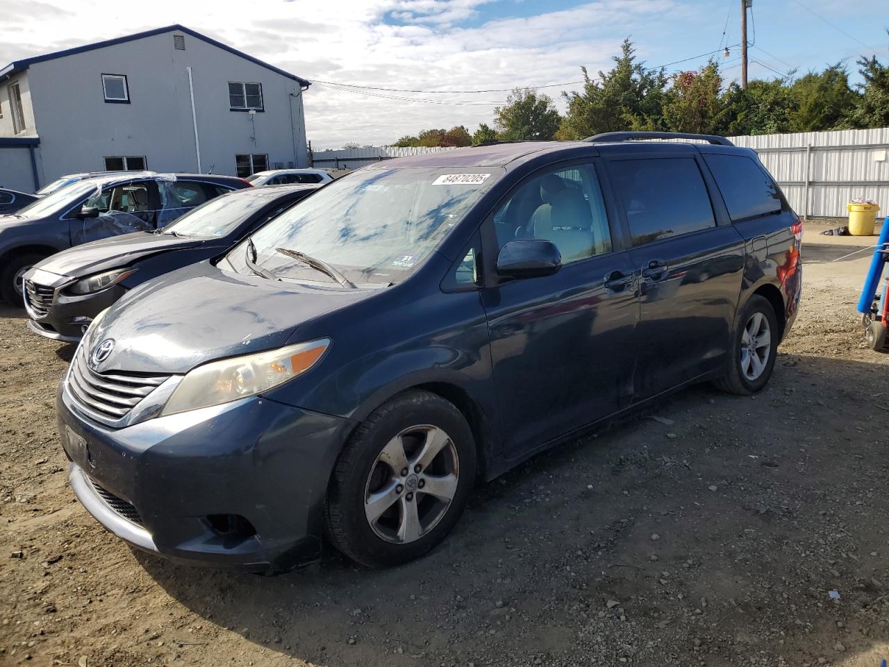TOYOTA SIENNA LE 2011