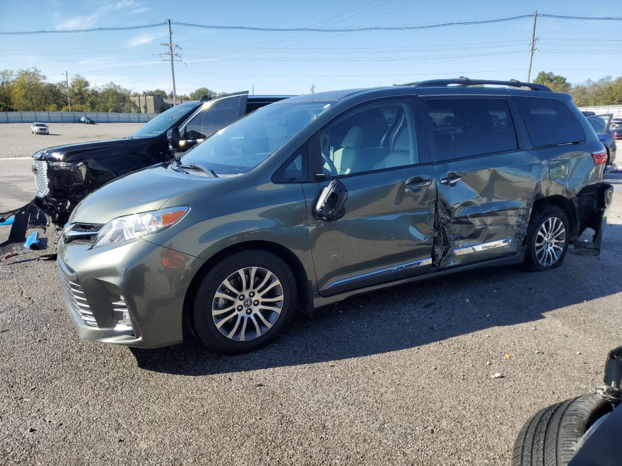 TOYOTA SIENNA XLE 2019
