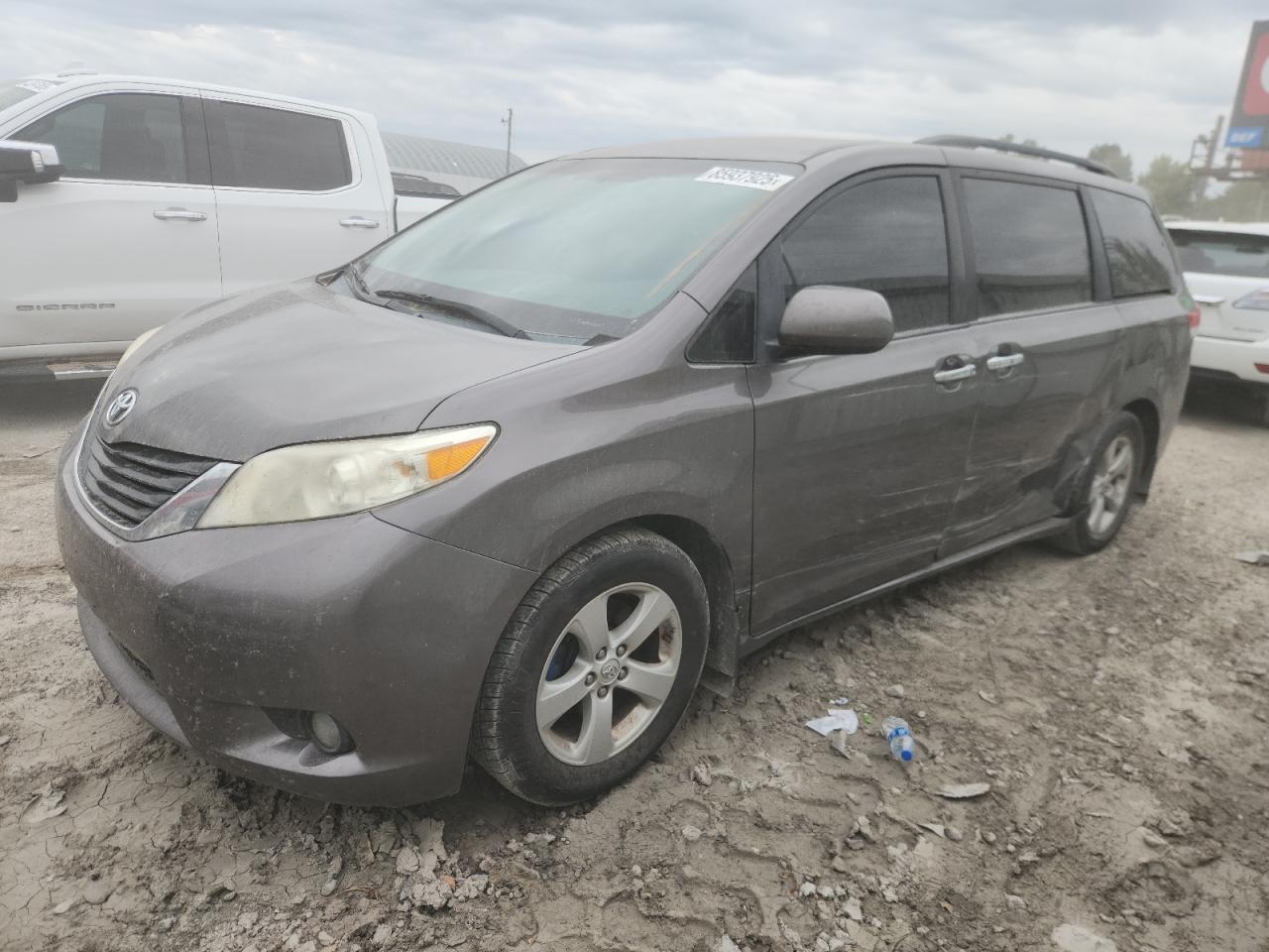 TOYOTA SIENNA LE 2013