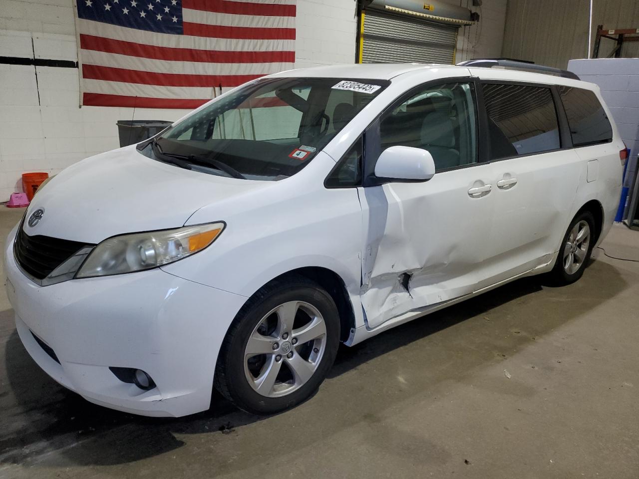 TOYOTA SIENNA LE 2014