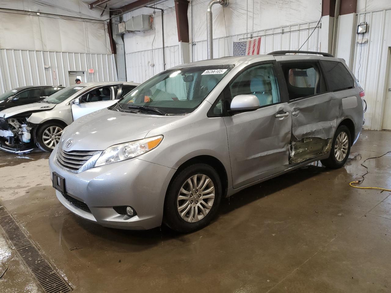 TOYOTA SIENNA XLE 2011