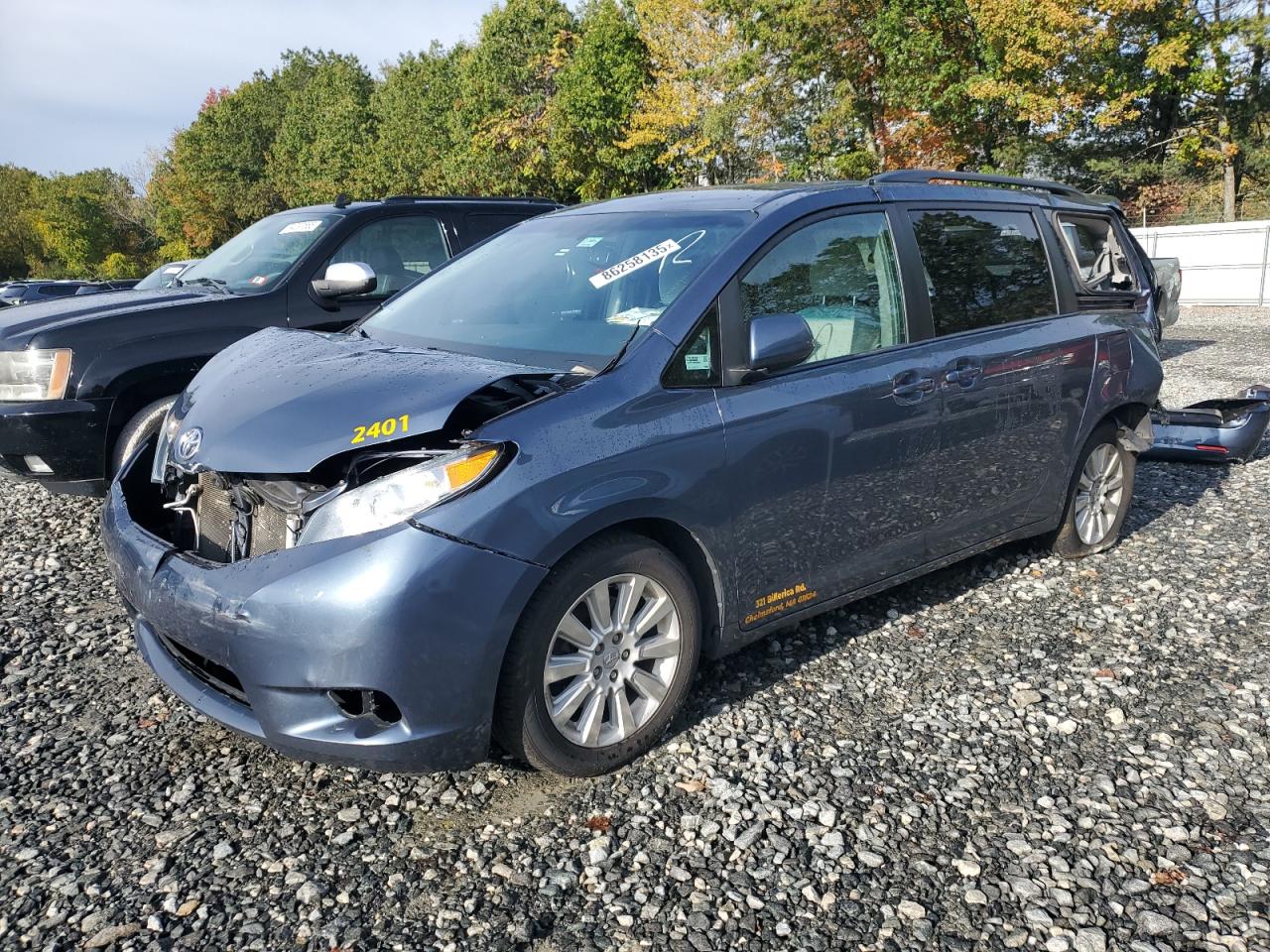 TOYOTA SIENNA LE 2015